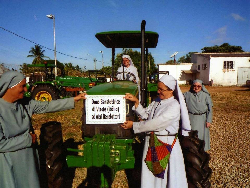 Le suore discepole di Gesù Eucaristico mostrano fiere il trattore acquistato con le offerte