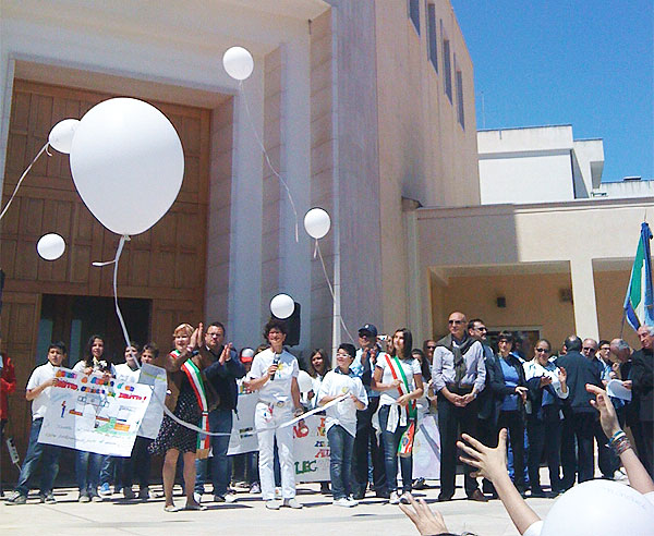 Il volo dei palloncini ha chiuso la manifestazione di solidarietà per la morte di Melissa Bassi